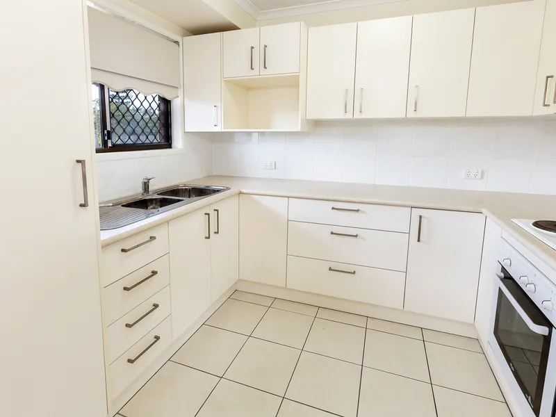 DELIGHTFUL FREEHOLD VILLA - BRAND NEW CARPET - PENINSULA PARK OVER 50'S COMPLEX - UNBEATABLE VALUE !!!