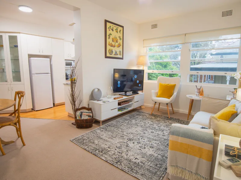 Well-presented and bright, stroll to the ferry