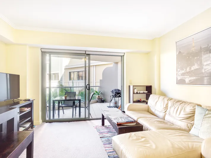 Fully Furnished Studio Minutes from the Beach!