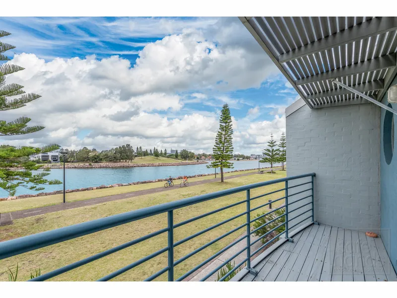 3 BEDROOM TOWNHOUSE WITH SPARKLING WATER VIEWS FOR SUMMER
