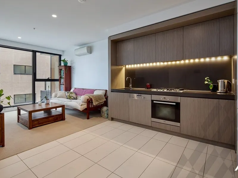 Sky-High Luxury Steps to Albert Park Lake