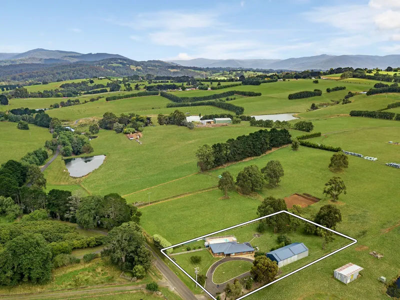 Country Living - With A Huge Shed.