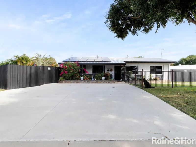 Pool, Shed, Guest Quarters & The Beach!