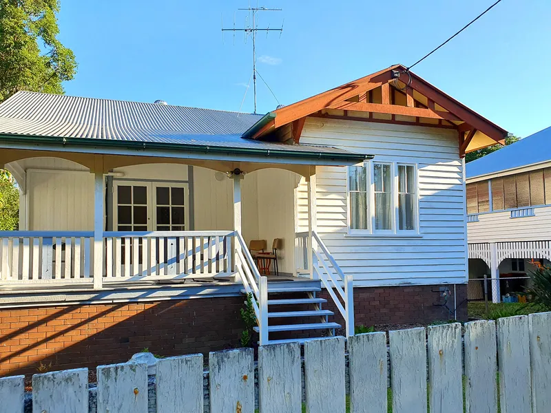 Renovated Queenslander, furnished, free WiFi