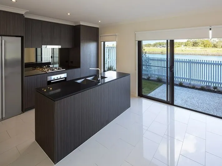 Quality River View 3 Bedroom 2 Bathroom Townhouse Perfect Location