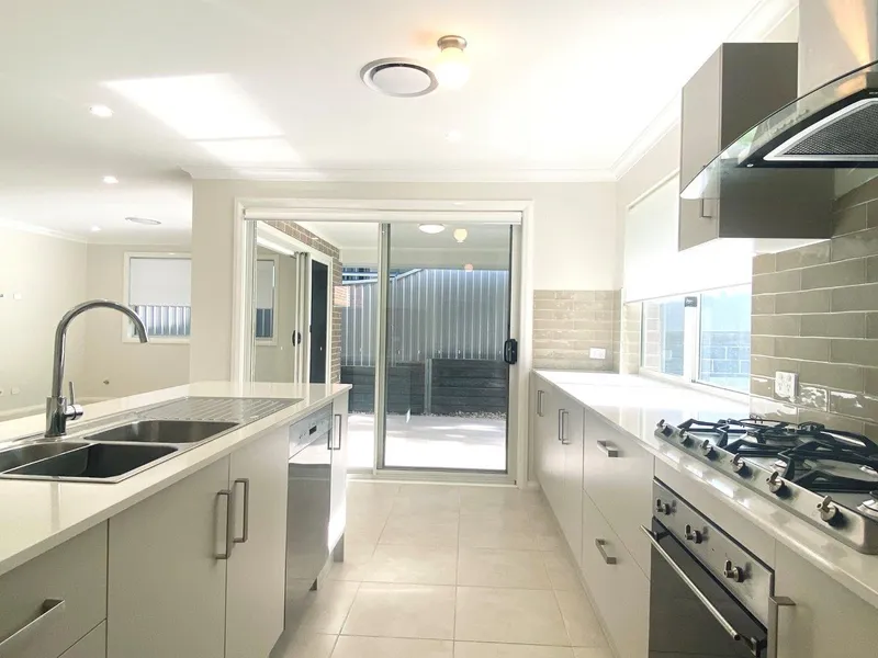 Near New 4 Bedroom Family Home in the Heart of Oatley