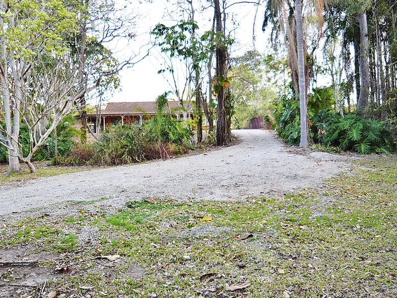 UPSIZE YOUR REAL ESTATE OWNERSHIP TO THIS 3270M2 BLOCK, INVEST OR OCCUPY