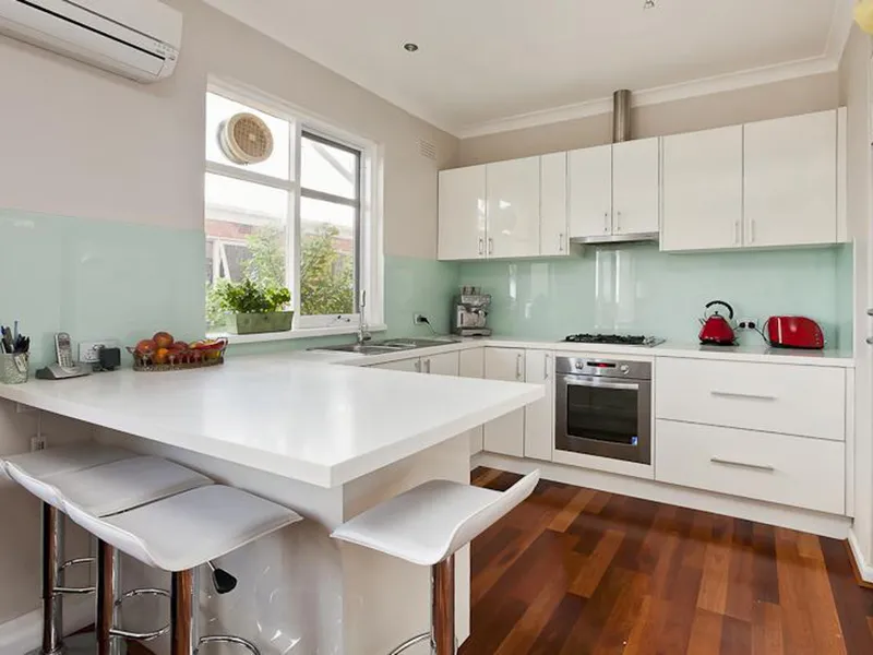 TWO-BEDROOM APARTMENT IN A LEAFY SETTING