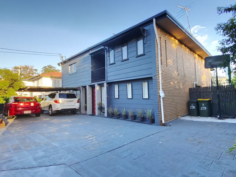 Large Dual Living Family Home!!!