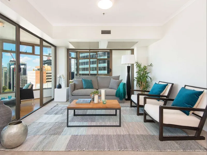 SPACIOUS 3 BEDROOM APARTMENT WITH HARBOUR VIEWS