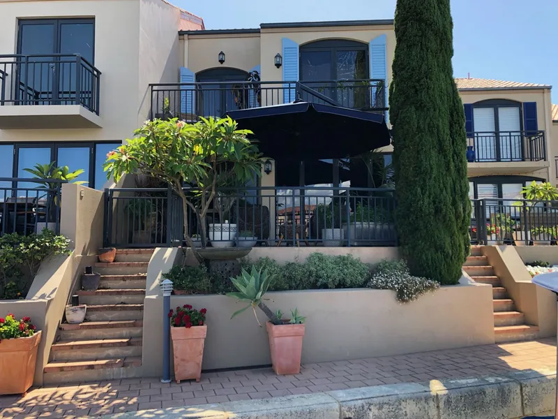 Beautiful Canal Townhouse 80mtrs to the beach