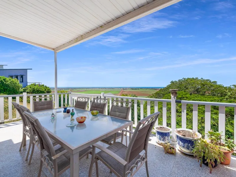 Views & Charm Galore! Original Hummock Homestead.