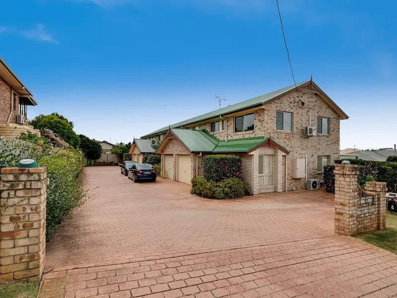 PRIVATE COURTYARD, 2 x A/C UNITS & REMOTE LOCKUP GARAGE!