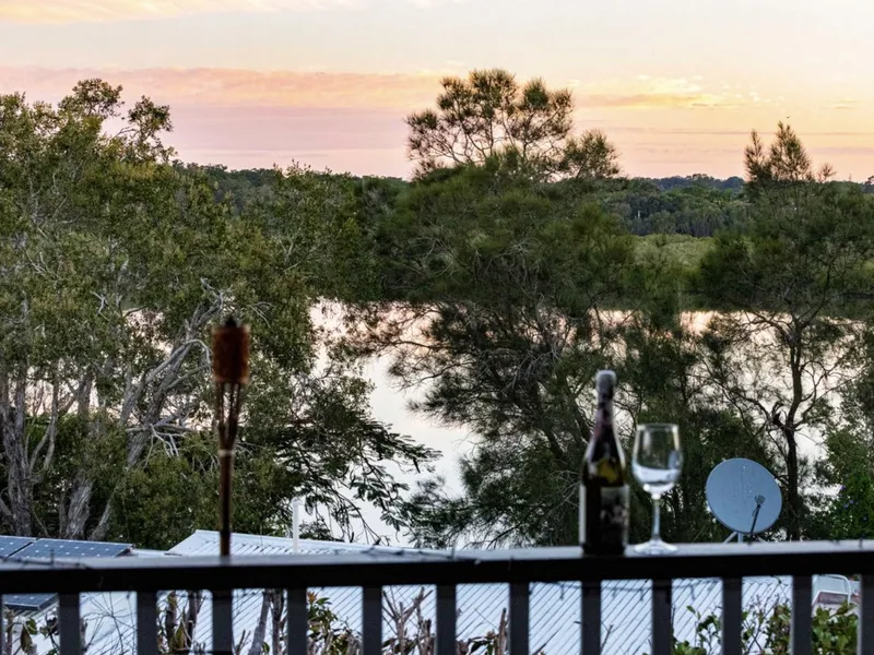 Serene and private living with glorious lake views