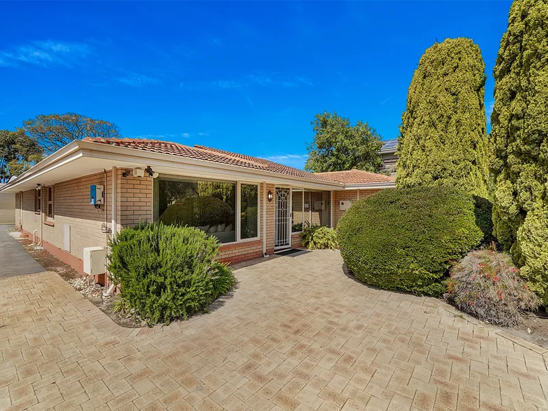 Lakeside Family Home!