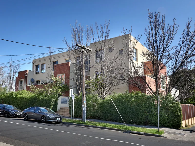 Rare Family-Size Apartment in the Zone!