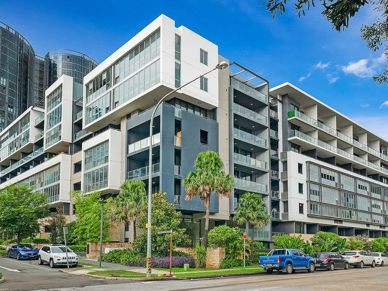 Immaculate One Bedroom + Study Apartment