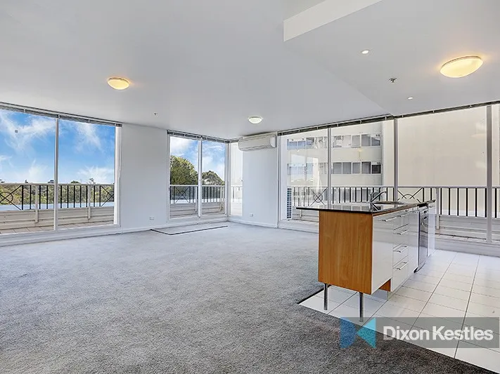 THREE BEDROOM APARTMENT WITH VIEWS OF ALBERT PARK LAKE