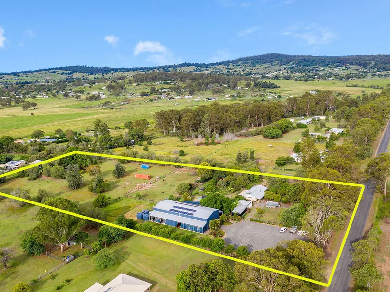 PERFECT ACREAGE LIFESTYLE PROPERTY!