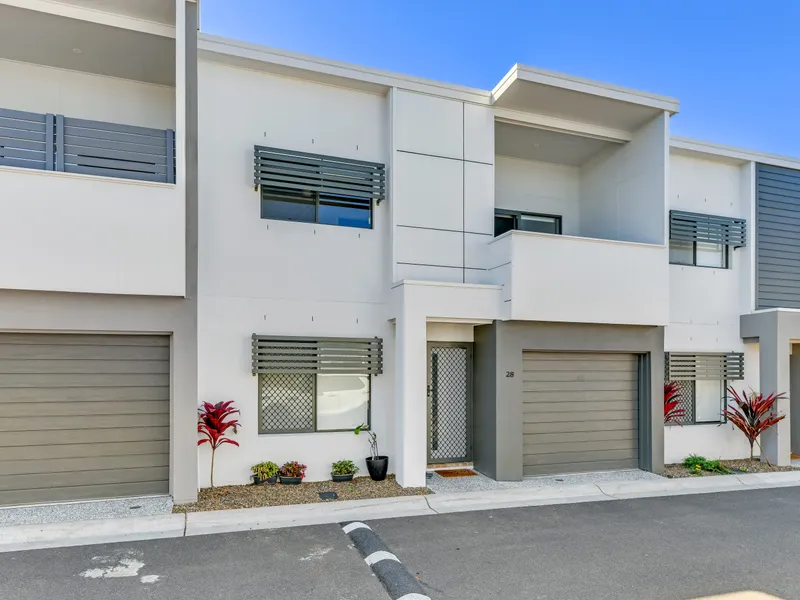 Stylish Townhouse In Convenient Location