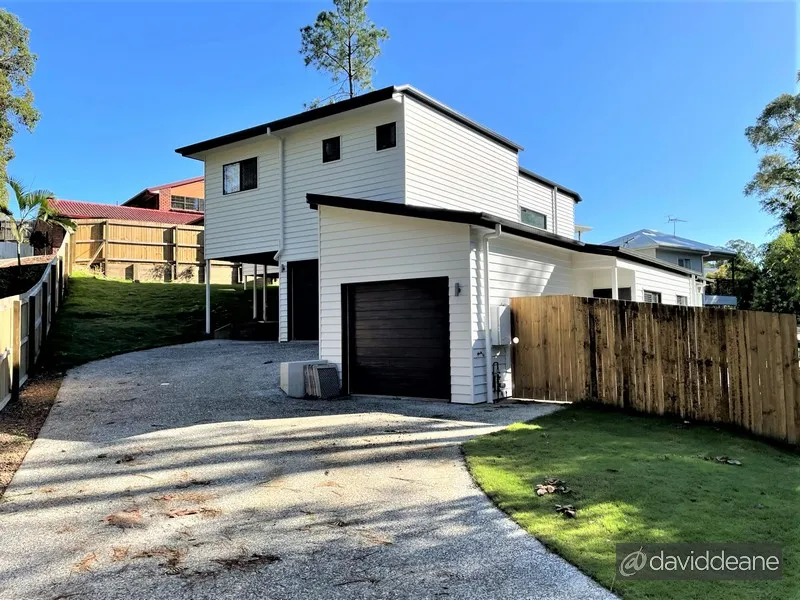 SUPER STYLISH WITH A LEAFY BACKDROP!