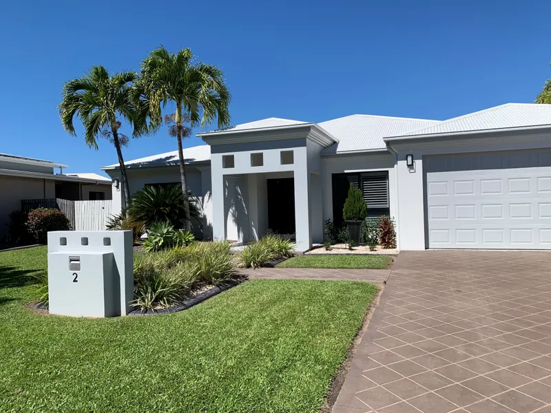 STUNNING FULLY FURNISHED HAMPTON STYLE HOME!