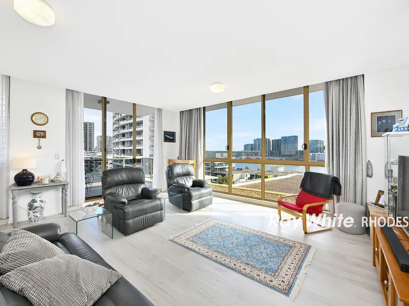 Urban Oasis: Immaculate Top-Floor Residence with Sweeping Vistas