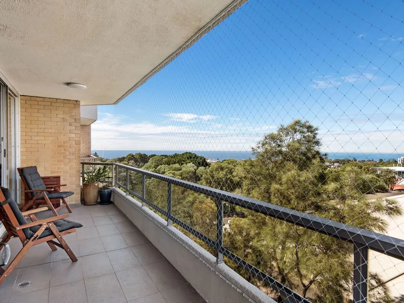 DESIGNER RENOVATED 3 BED APARTMENT WITH OCEAN VISTA