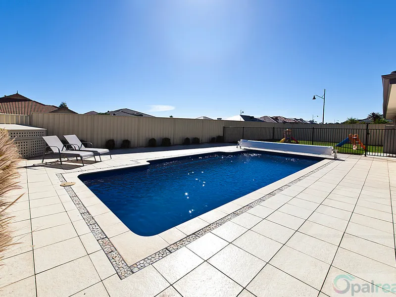 Spacious family home, side access & pool