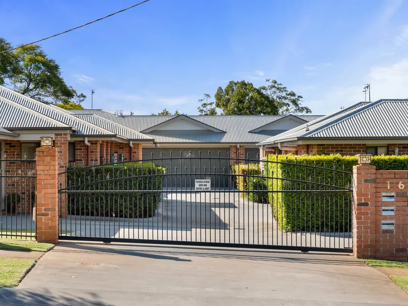 Gated Complex in Convenient Location