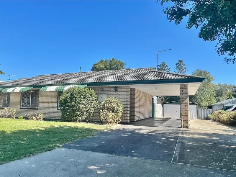 Fabulous family home with huge backyard - Entertainers dream!