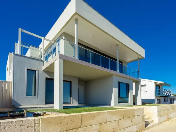 BRAND SPARKLING NEW HOME OVERLOOKING THE OCEAN