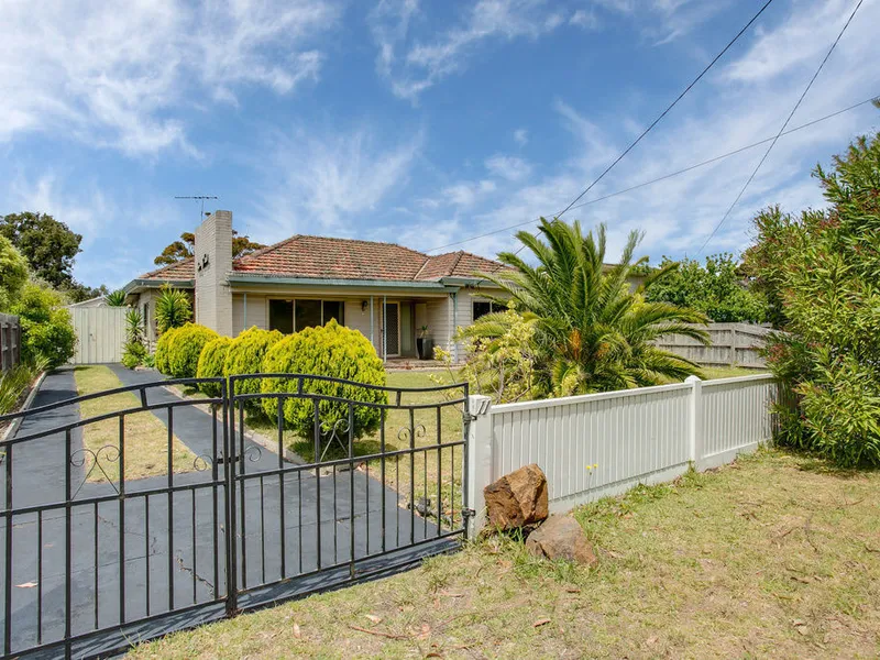 HUGE LEVEL ALLOTMENT 180M* FROM THE BEACH!