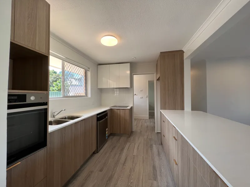 Contemporary, Spacious, Newly Renovated Home in Mermaid Waters