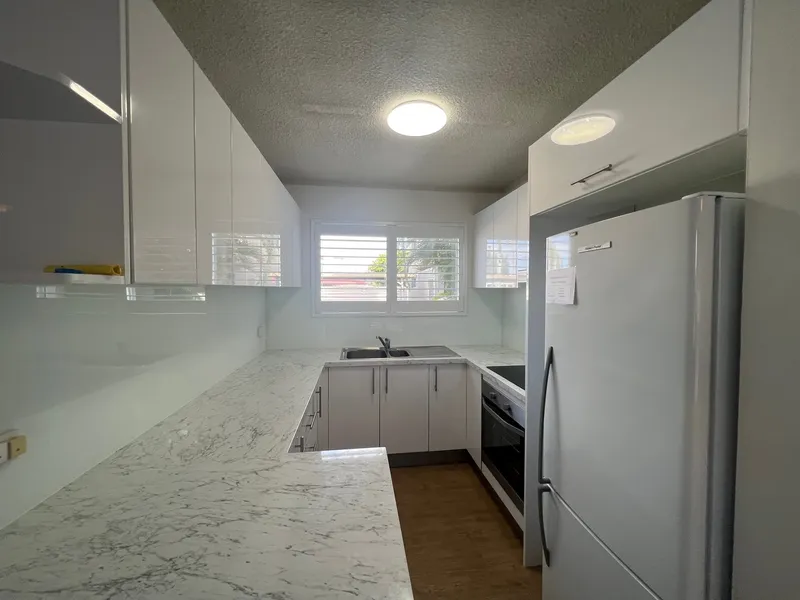 SPACIOUS RENOVATED GROUND FLOOR UNIT