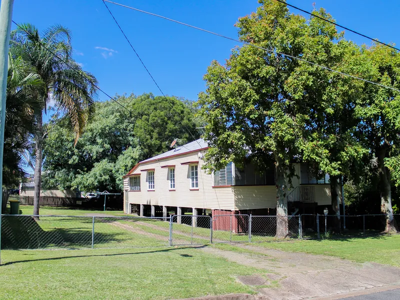3 BEDROOM HIGHSET HOME WITH REAR YARD ACCESS-EASTERN HEIGHTS