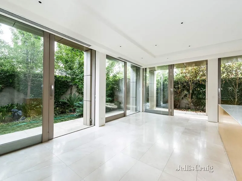 STYLISH LIGHT FILLED EXECUTIVE LIVING