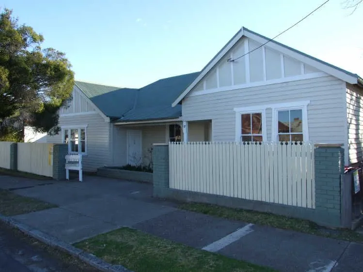 ONE BEDROOM FLAT CLOSE TO TOWN CENTRE