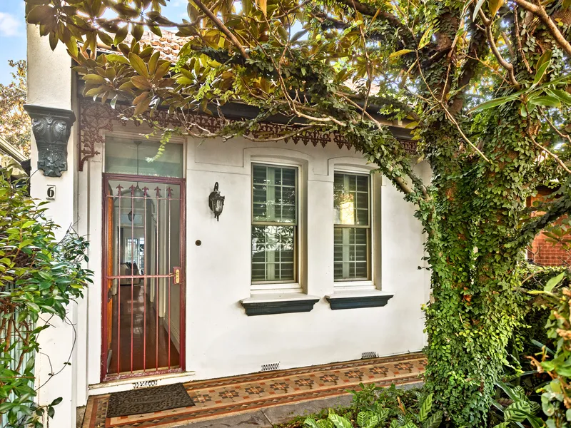 Smart style in a freestanding charmer with bonus studio
