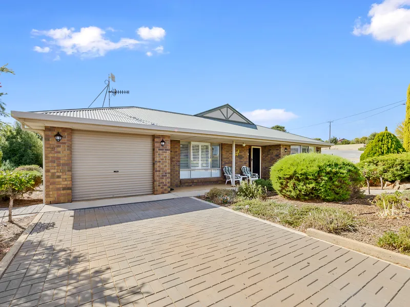 LARGE MODERN 4 BEDROOM HOME – SPACIOUS DOUBLE ALLOTMENT – CORNER LOCATION