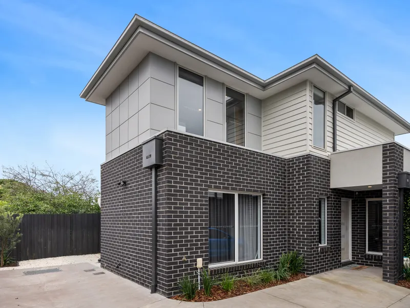 Modern town residence walking distance to shops, schools and reserves