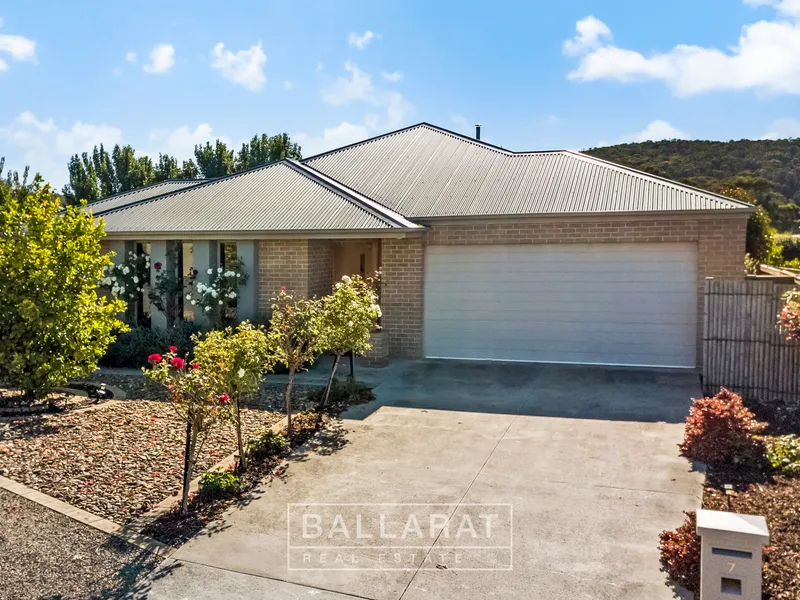 LARGE FOUR BEDROOM FAMILY HOME IN PRESTIGIOUS LOCATION