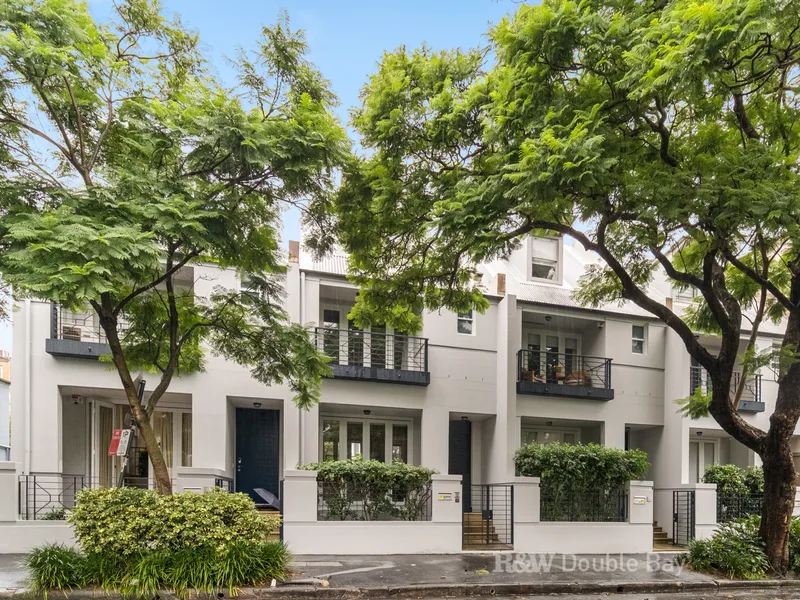 Contemporary Townhouse Just Minutes to Sydney CBD
