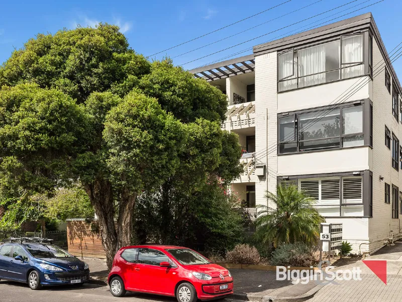PERFECTLY LOCATED IN EAST MELBOURNE, OPPOSITE THE PARK, TOP FLOOR 2 BEDROOM APARTMENT