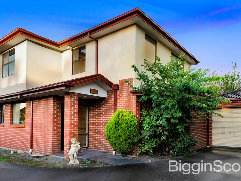 ENTICING TOWNHOUSE WITH LOTS TO OFFER IN A PREMIER LOCATION!