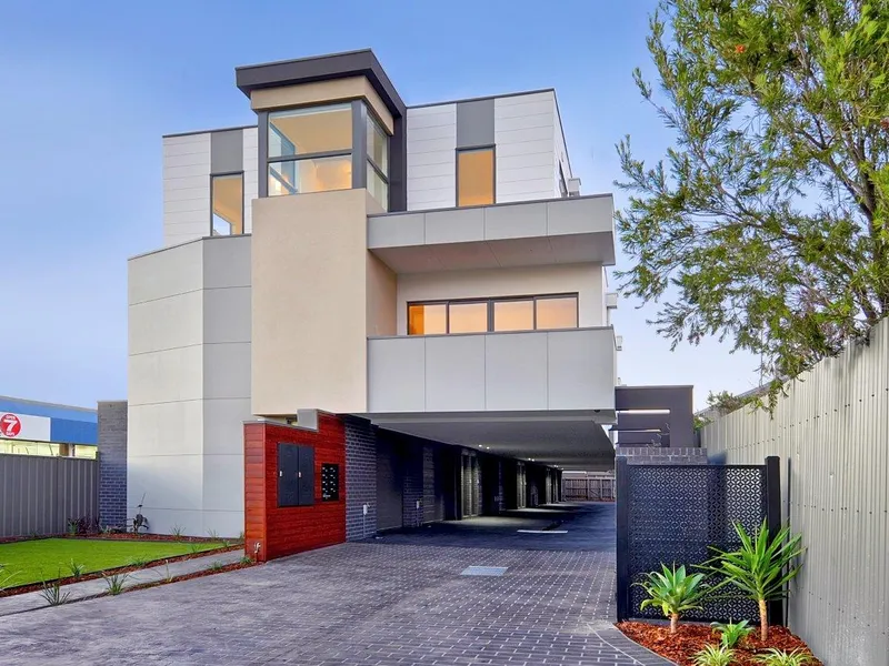 ARCHITECTURAL  DESIGNED TOWNHOUSE