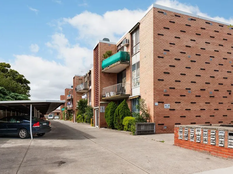 Walking Distance to Station!