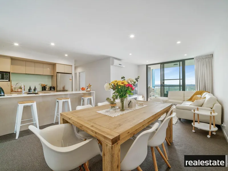 Light filled interiors, football on your doorstep & TWO SIDE BY SIDE CARBAYS!