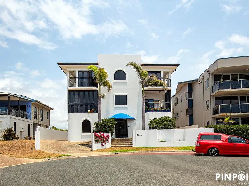 Santorini at the Harbour