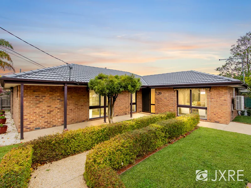 CORNER BLOCK SINGLE LEVEL MODERN ELEGANCE